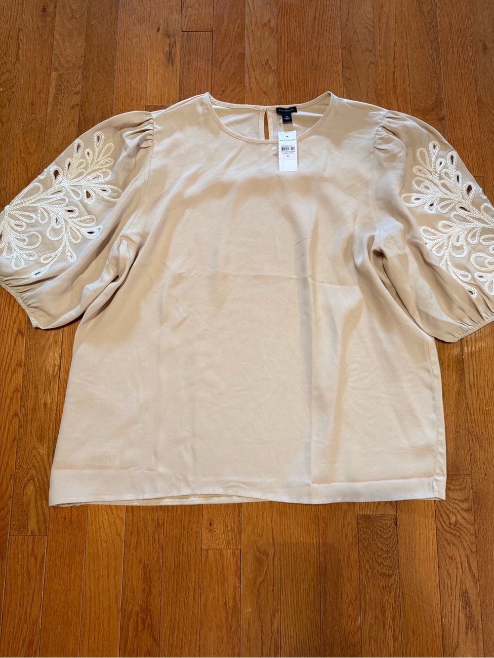 NWT Talbot’s Embroidered Puff Sleeve Top in Beige - Womens